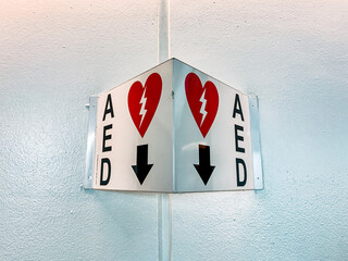 Closeup shot of automated external defibrillator sign on a wall - obrazy, fototapety, plakaty