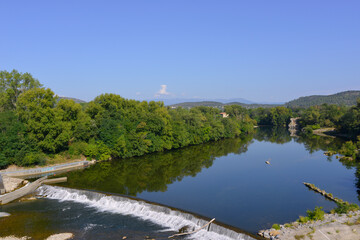 Fototapeta premium Vue sur l'Ardèche depuis le pont entre Salavas (07150) et Vallon-Pont-d'Arc (07150), département de l'Ardèche en région Auvergne-Rhône-Alpes, France