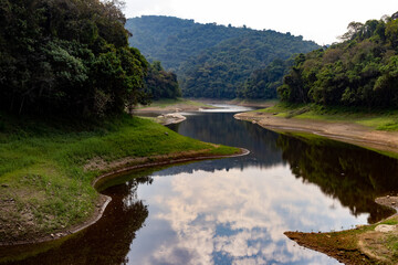 Represa com água abaixo da capacidade devido a crise hidrica.