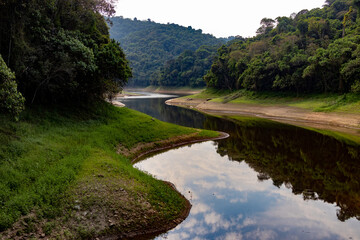 Represa com água abaixo da capacidade devido a crise hidrica. © Marcos