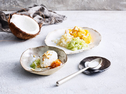 Ice cream kati & khao niew ma moung - coconut ice cream & sticky rice with mango
