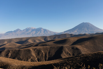 Los imponentes volcanes Misti y Chachani. Arequipa, Per&uacute;