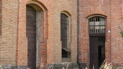 Fototapeta na wymiar Vecchio edificio, porta e le finestre con vetri rotti