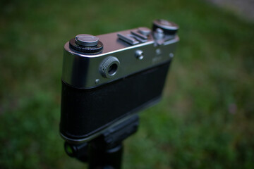 Stary srebrno czarny aparat analogowy na kliszę
