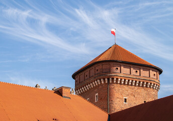 biało czerwona flaga polska zawieszona na starej wieży na Wawelu w Krakowie