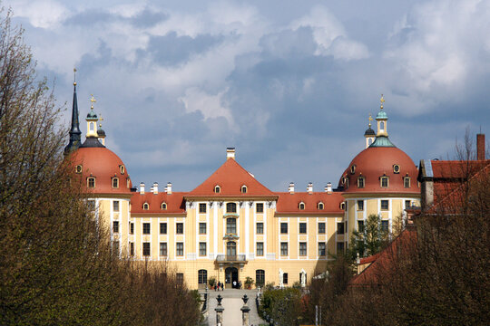 Schloss Moritzburg in Sachsen aus ungewöhnlicher Perspektive von Süden aus aufgenommen
