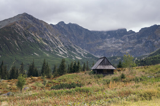 Hut in mountain valley PL (Tatras) © Dominik
