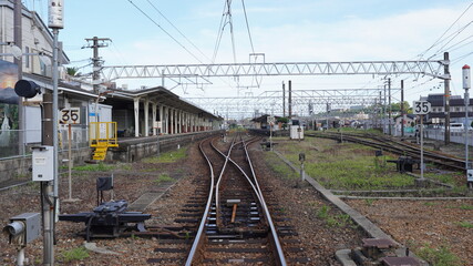 Fototapeta na wymiar 熊野古道の近くの朝の那智勝浦駅の構内が見える線路 3419