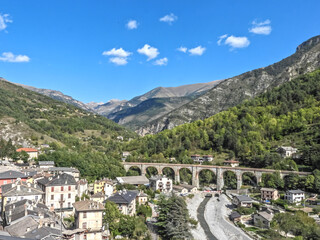 Fototapeta na wymiar Paysage de montagne dans le Sud de la France avec un viaduc ferroviaire