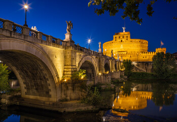 Obraz na płótnie Canvas Rome - The Angels castle and bridge at dusk.