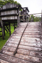 Naklejka premium 山あいにある無人の公園 