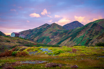 富山県立山町にある立山の紅葉の時期の早朝の風景 Early morning view of Tateyama in Tateyama Town, Toyama Prefecture, Japan, during the season of autumn leaves. 