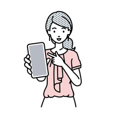 立ってスマートフォンを指差してこちらに向けて見せているオフィスカジュアルの女性