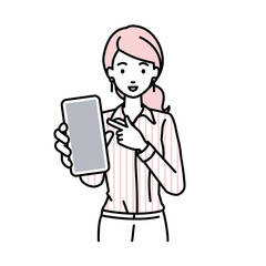 立ってスマートフォンを指差してこちらに向けて見せているブラウスの女性