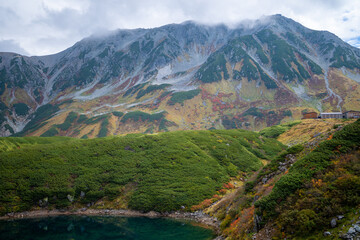 Naklejka premium 富山県立山町の立山にあるみくりが池周辺の秋の紅葉の季節の風景 Scenery of autumn leaves around Mikurigaike Pond in Tateyama, Tateyama Town, Toyama Prefecture, Japan. 
