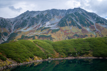 富山県立山町の立山にあるみくりが池周辺の秋の紅葉の季節の風景 Scenery of autumn leaves around Mikurigaike Pond in Tateyama, Tateyama Town, Toyama Prefecture, Japan. 