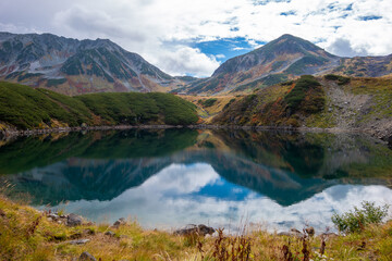 富山県立山町の立山にあるみくりが池周辺の秋の紅葉の季節の風景 Scenery of autumn leaves around Mikurigaike Pond in Tateyama, Tateyama Town, Toyama Prefecture, Japan. 