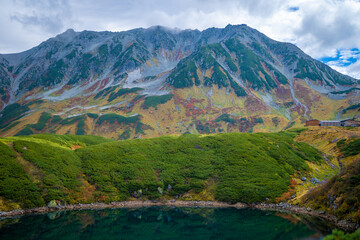 富山県立山町の立山にあるみくりが池周辺の秋の紅葉の季節の風景 Scenery of autumn leaves around Mikurigaike Pond in Tateyama, Tateyama Town, Toyama Prefecture, Japan. 