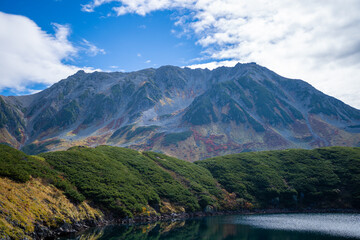 富山県立山町の立山にあるみくりが池周辺の秋の紅葉の季節の風景 Scenery of autumn leaves around Mikurigaike Pond in Tateyama, Tateyama Town, Toyama Prefecture, Japan. 