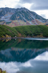富山県立山町の立山にあるみくりが池周辺の秋の紅葉の季節の風景 Scenery of autumn leaves around Mikurigaike Pond in Tateyama, Tateyama Town, Toyama Prefecture, Japan. 