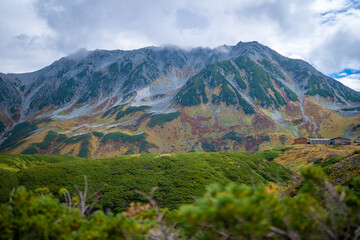 富山県立山町の立山の秋の紅葉の季節に登山している風景 Scenery of climbing Tateyama Mountain in Tateyama Town, Toyama Prefecture, Japan during the season of autumn leaves. 