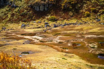 富山県立山町の立山の秋の紅葉の季節に登山している風景 Scenery of climbing Tateyama Mountain in Tateyama Town, Toyama Prefecture, Japan during the season of autumn leaves. 