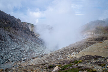 富山県立山町の立山の秋の紅葉の季節に登山している風景 Scenery of climbing Tateyama Mountain in Tateyama Town, Toyama Prefecture, Japan during the season of autumn leaves. 