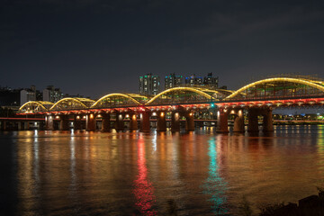 ライトアップした夜の橋