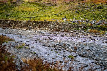 富山県立山町の立山の秋の紅葉の季節に登山している風景 Scenery of climbing Tateyama Mountain in Tateyama Town, Toyama Prefecture, Japan during the season of autumn leaves. 