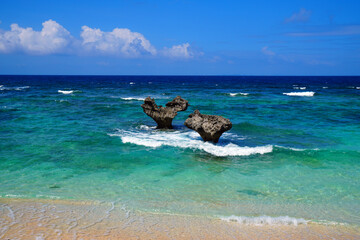 南国沖縄で有名なパワースポット　恋人たちに人気のハート型の奇岩が立つハートロックビーチ