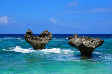 南国沖縄で有名なパワースポット　恋人たちに人気のハート型の奇岩が立つハートロックビーチ