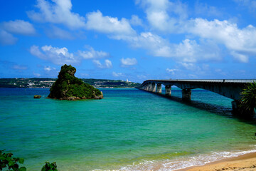 南国沖縄の美しい海と古宇利島へ架かる古宇利大橋