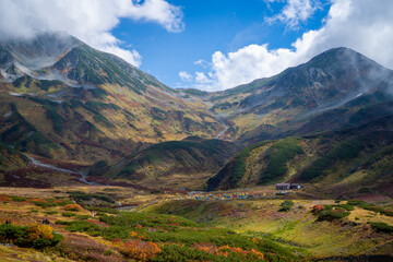 富山県立山町の立山の秋の紅葉の季節に登山している風景 Scenery of climbing Tateyama Mountain in Tateyama Town, Toyama Prefecture, Japan during the season of autumn leaves. 