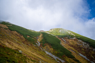 富山県立山町の立山の秋の紅葉の季節に登山している風景 Scenery of climbing Tateyama Mountain in Tateyama Town, Toyama Prefecture, Japan during the season of autumn leaves. 