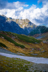 富山県立山町の立山の秋の紅葉の季節に登山している風景 Scenery of climbing Tateyama Mountain in Tateyama Town, Toyama Prefecture, Japan during the season of autumn leaves. 