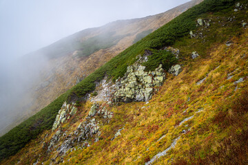 富山県立山町の立山の秋の紅葉の季節に登山している風景 Scenery of climbing Tateyama Mountain in Tateyama Town, Toyama Prefecture, Japan during the season of autumn leaves. 