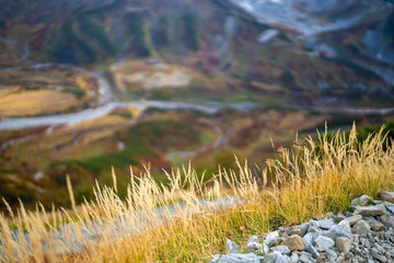 富山県立山町の立山の秋の紅葉の季節に登山している風景 Scenery of climbing Tateyama Mountain in Tateyama Town, Toyama Prefecture, Japan during the season of autumn leaves. 