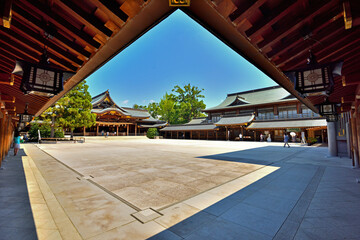晴れの日の寒川神社の境内