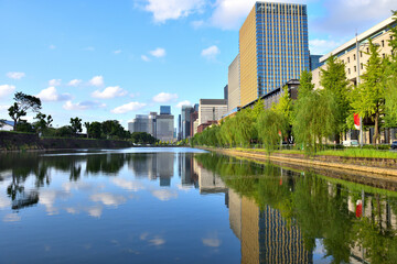 外堀に映り込む日比谷のビル群