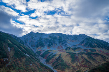 富山県立山町の立山の秋の紅葉の季節に登山している風景 Scenery of climbing Tateyama Mountain in Tateyama Town, Toyama Prefecture, Japan during the season of autumn leaves. 