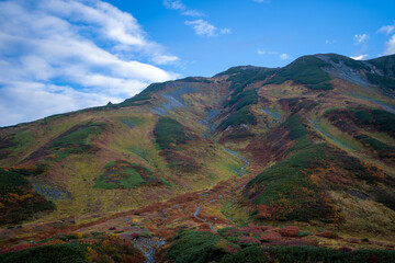富山県立山町の立山の秋の紅葉の季節に登山している風景 Scenery of climbing Tateyama Mountain in Tateyama Town, Toyama Prefecture, Japan during the season of autumn leaves. 
