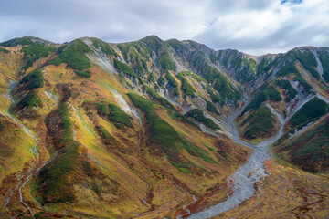 Naklejka premium 富山県立山町の立山の秋の紅葉の季節に登山している風景 Scenery of climbing Tateyama Mountain in Tateyama Town, Toyama Prefecture, Japan during the season of autumn leaves. 