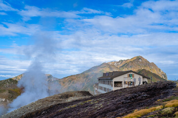 富山県立山町の立山の秋の紅葉の季節に登山している風景 Scenery of climbing Tateyama Mountain in Tateyama Town, Toyama Prefecture, Japan during the season of autumn leaves. 