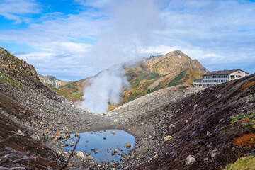 富山県立山町の立山の秋の紅葉の季節に登山している風景 Scenery of climbing Tateyama Mountain in Tateyama Town, Toyama Prefecture, Japan during the season of autumn leaves. 