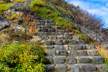 富山県立山町の立山の秋の紅葉の季節に登山している風景 Scenery of climbing Tateyama Mountain in Tateyama Town, Toyama Prefecture, Japan during the season of autumn leaves. 