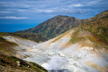 富山県立山町の立山の秋の紅葉の季節に登山している風景 Scenery of climbing Tateyama Mountain in Tateyama Town, Toyama Prefecture, Japan during the season of autumn leaves. 