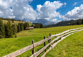 Fototapeta na wymiar Hütten auf der Seiser Alm, Alpe di Siusi, Südtirol