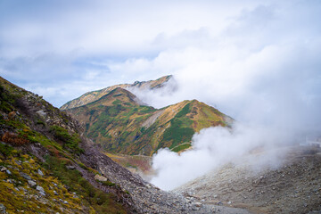 富山県立山町の立山の秋の紅葉の季節に登山している風景 Scenery of climbing Tateyama Mountain in Tateyama Town, Toyama Prefecture, Japan during the season of autumn leaves. 