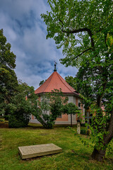 Der oktogonale Zentralbau der denkmalgeschützten Dorfkirche Berlin-Zehlendorf