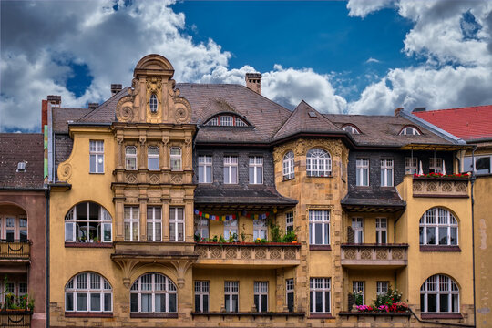 B&uuml;rgerliche Prachtarchitektur der Jahrhundertwende: denkmalgesch&uuml;tztes Wohn- und Gesch&auml;ftshaus am Teltower Damm in Berlin-Zehlendorf